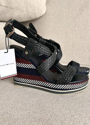 Жіночі темно-сині босоніжки AW0AWI0124 tommy raffia6 фото