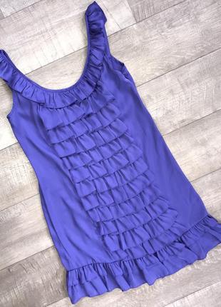 Шикарное фиолетовое атласное платье с рюшами