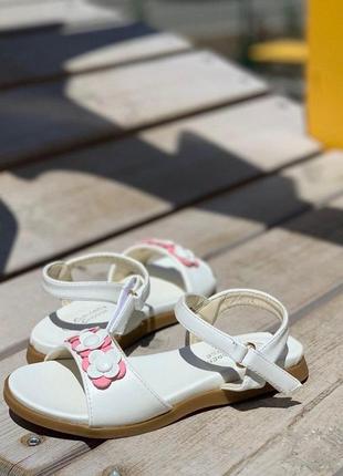 Босоніжки для дівчаток білі р. 25-30 2