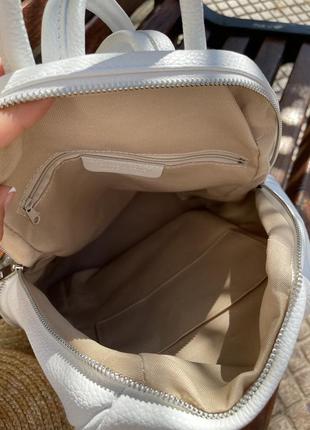 Белый кожаный женский рюкзак5 фото