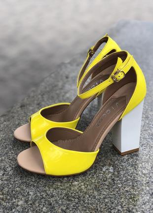 Яркие туфли на каблуке🌈