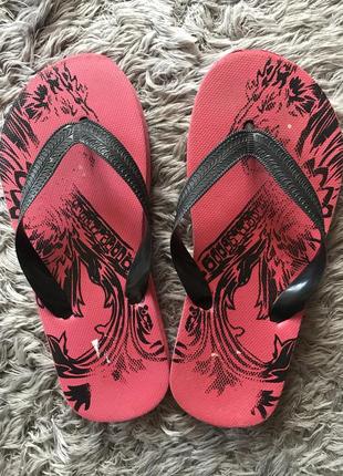 У єтнамки, шльопанці