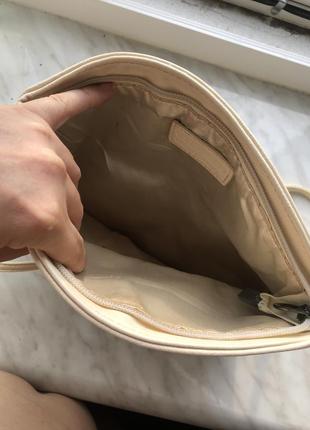 Бежевый клатч с цепью