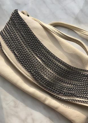 Бежевый клатч с цепью