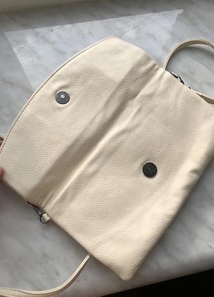 Бежевый клатч с цепью