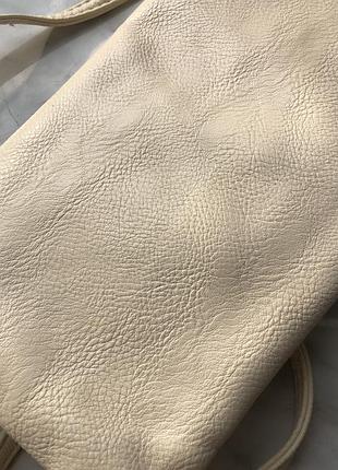 Бежевый клатч с цепью