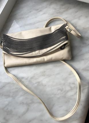 Бежевый клатч с цепью