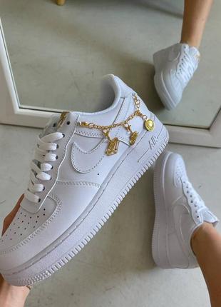 Nike air force 1 lucky charms новинка трендові білі класичні кросівки найк форс з ланцюжком белые кроссовки з цепочкой бренд1 фото