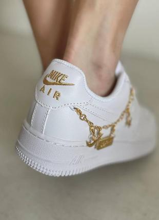 Nike air force 1 lucky charms новинка трендові білі класичні кросівки найк форс з ланцюжком белые кроссовки з цепочкой бренд7 фото