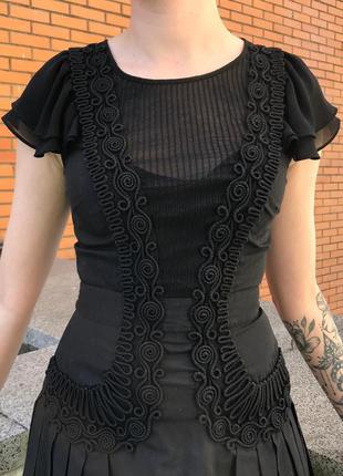 Чорна сукня з декоративною вишивкою розмір s