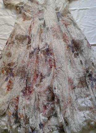 Гипюровое платье длины миди 16-тиклинка с коротким рукавом с флористичным принтом батал нюанс4 фото
