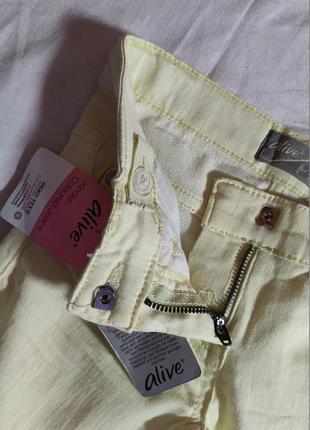 Дитячі однотонні яскраві джинси alive, розмір 128, світло жовтий5 фото