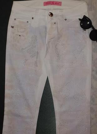 Все джинсы в распродаже! белые джинсы с фотопринтом и стразами cover girl6 фото