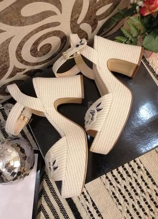 Босоніжки жіночі6 фото