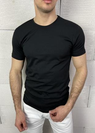 Базова, стильна футболка чорна