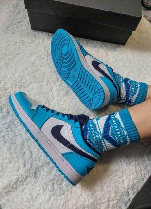 Nike air jordan retro 1 low blue white black трендові блакитні яскраві кросівки найк джордан низькі блакитні яскраві брендові кросівки8 фото