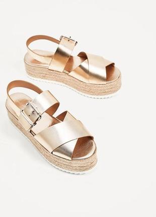 Массивные босоножки на джутовой платформе zara woman gold sandals.