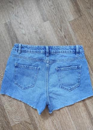 Короткие джинсовые шорты с потертостями и необработанным краем средняя посадка