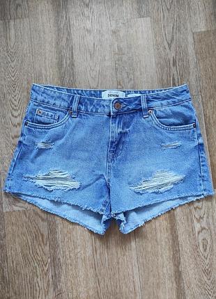 Короткие джинсовые шорты с потертостями и необработанным краем средняя посадка