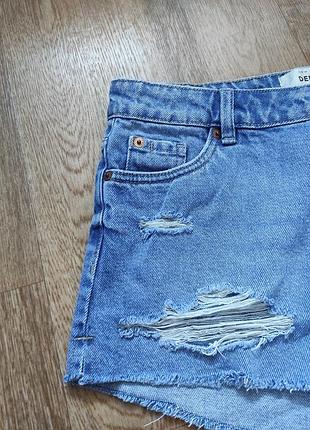 Короткие джинсовые шорты с потертостями и необработанным краем средняя посадка