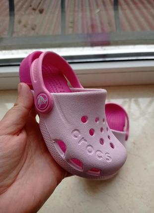 Оригинальные сланцы для девочки crocs