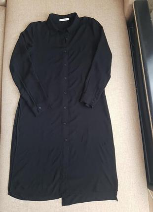 Сорочка подовжена з розрізами по боках і взаді