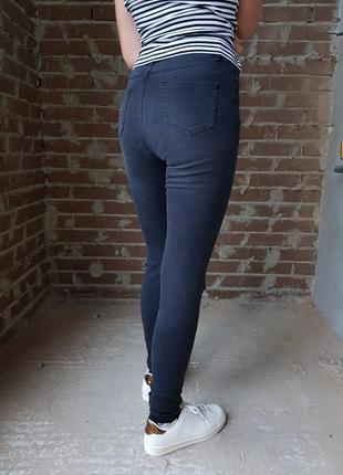 Черные скинни джинсы с рваностями2 фото