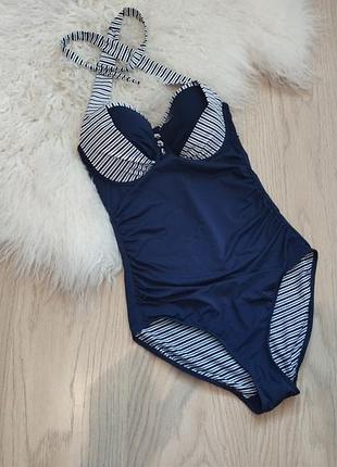 Цільний купальник новий 38