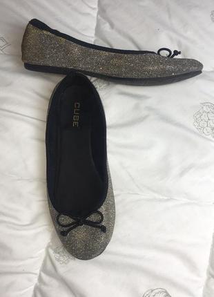 Блискучі балетки