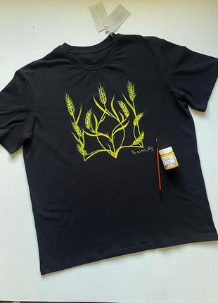 Футболка чорна