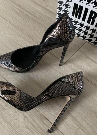 💎неймовірно красиві туфлі в зміїний принт 24,5 см
