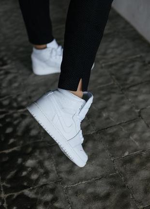 Жіночі високі шкіряні кросівки nike air jordan 1 mid triple white 2.0#найе4 фото