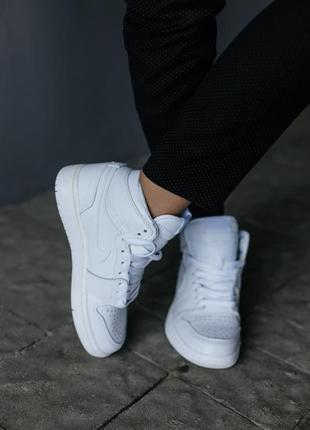 Жіночі високі шкіряні кросівки nike air jordan 1 mid triple white 2.0#найе3 фото