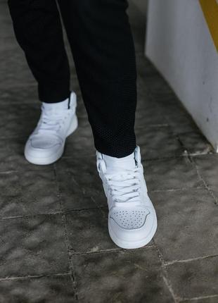 Жіночі високі шкіряні кросівки nike air jordan 1 mid triple white 2.0#найе9 фото