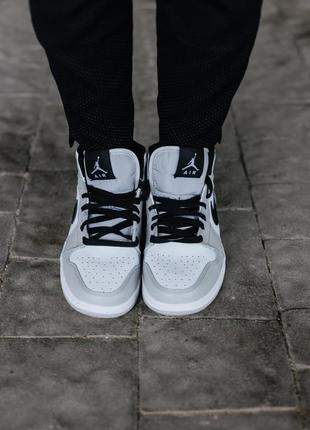 Женские высокие кожаные кроссовки nike air jordan 1 mid light smoke grey#найк4 фото