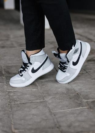 Жіночі високі шкіряні кросівки nike air jordan 1 mid light smoke grey#найк2 фото