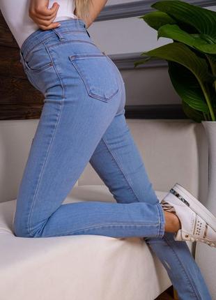 Рваные женские джинсы скинни голубого цвета5 фото