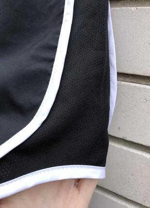 Новые спортивные черные шорты с белой окантовкой nike tempo8 фото