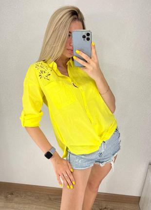 Трендова сорочка бавовняна на гудзиках вільного крою яскрава літня модна трендова з вирізами квітами