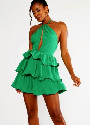 Зеленое платье с воланами