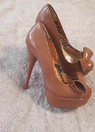 Лаковые туфли шоколадного нюдового цвета кожаная стелька2 фото