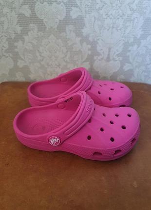 Яскраві шльопанці crocs c10/11 р.