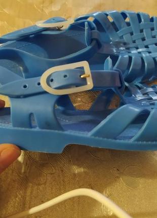 Резиновые сандалии