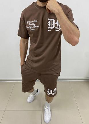 Мужской стильный летний комплект футболка+шорты в коричневом цвете с принтом