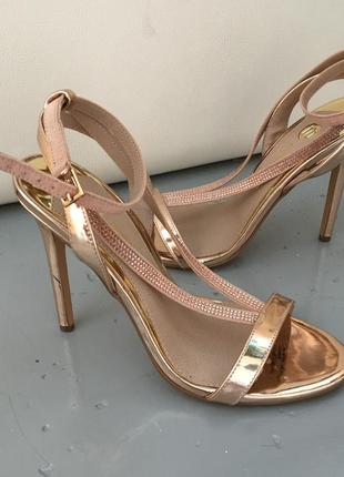 Босоніжки золото