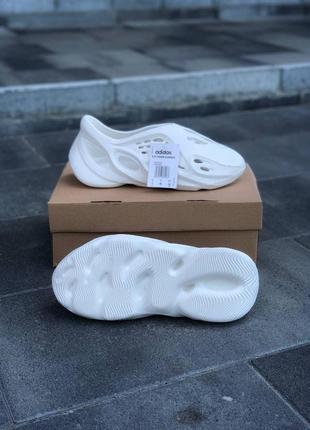 Adidas yeezy foam runner white мужские тапки адидас7 фото