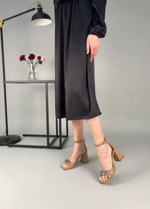 Босоніжки жіночі шкіряні чорного кольору з ланцюжком на підборах4 фото
