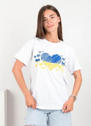 Стильна біла футболка з малюнком принтом прапором серцем