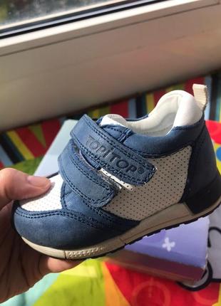 Детские кроссовки