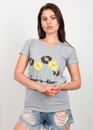 Стильная серая футболка с рисунком надписью цветами1 фото